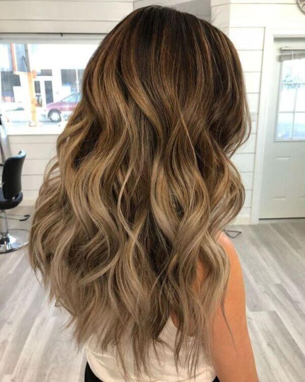 Dalgalı balayage uzun saç
