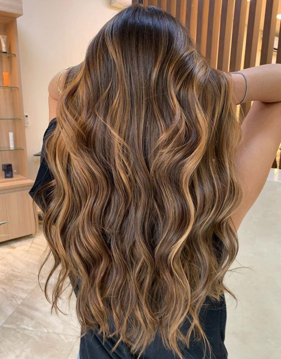 Katlı karamel balayage uzun saç modeli ve dalgalar