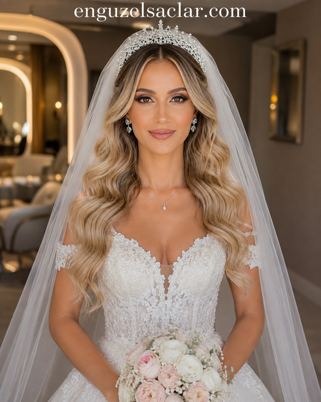 Sarışın saçta yumuşak dalgalı, romantik duvaklı gelin saçı modeli örneği
