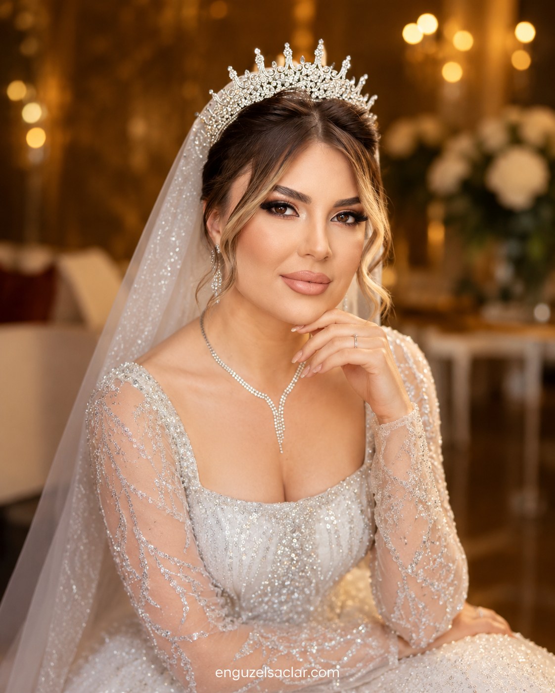Taç ve dramatik smokey gözle gösterişli gelin saçı ve makyajı stili