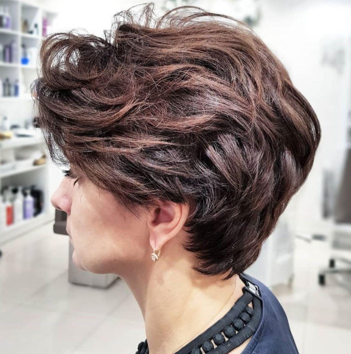 Hacimli kahverengi pixie modeli