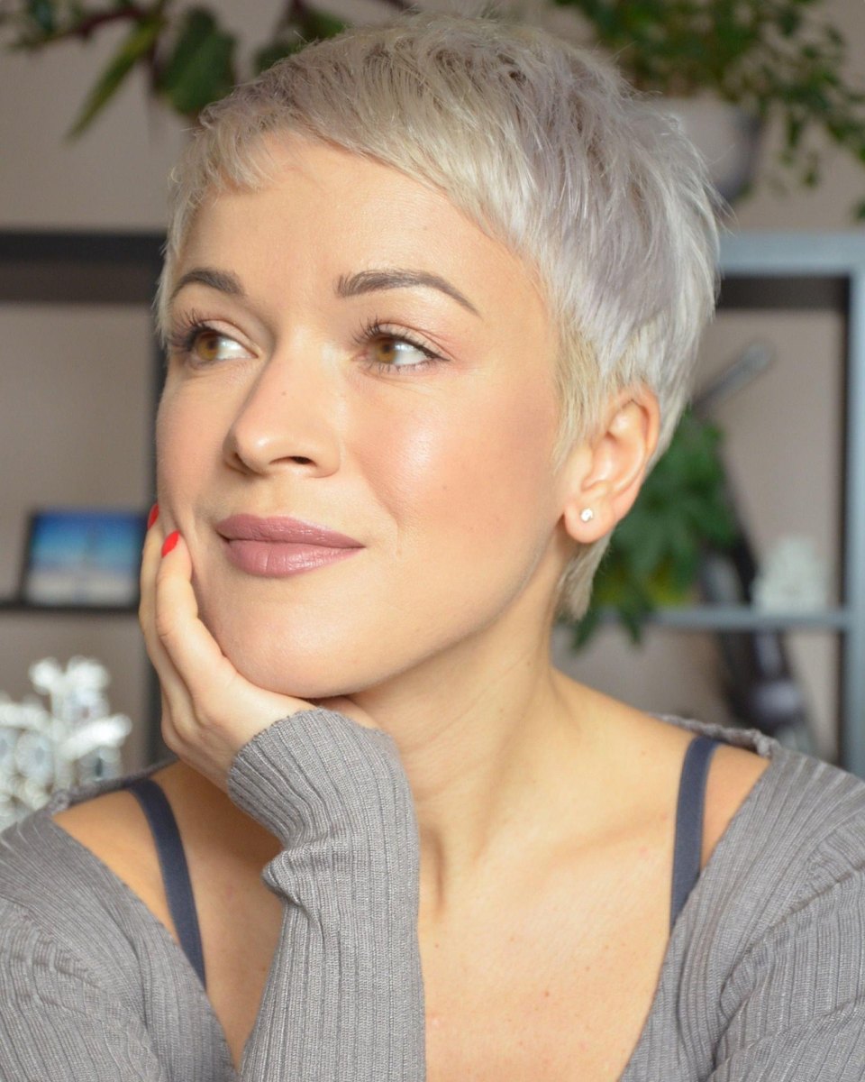 İnce telli pixie saç modeli