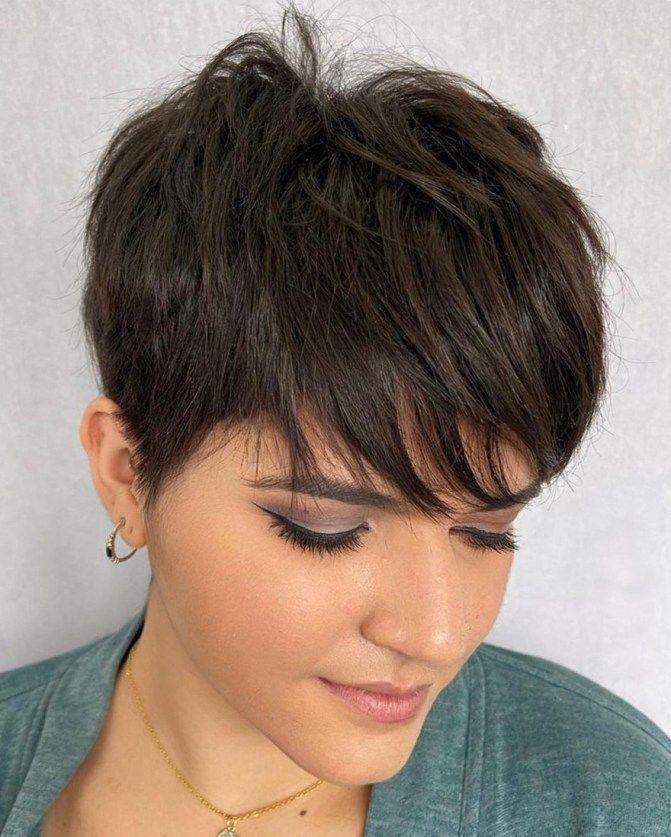 Kahküllü pixie saç modeli