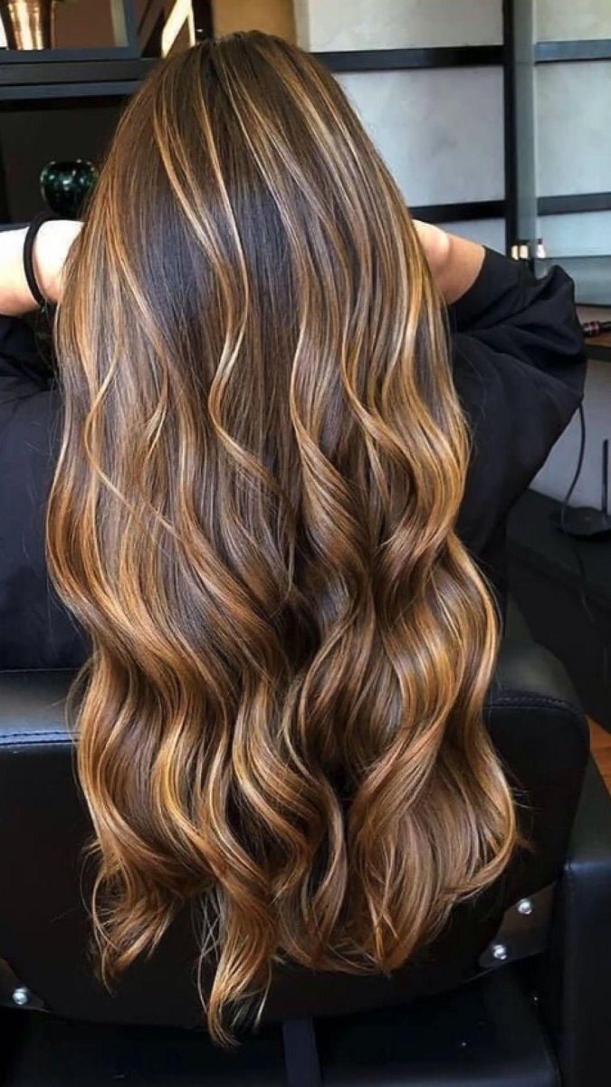 Altın karamel balayage uzun saç görünümü