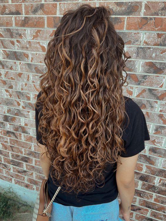 Uçları karamel balayage uzun saç