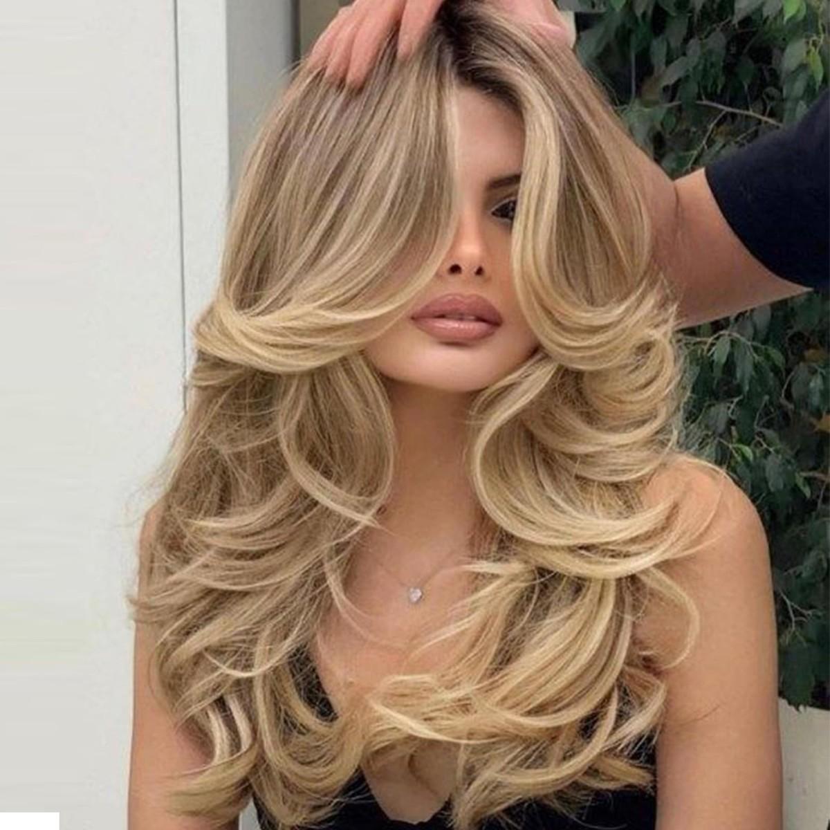 Katlı feathered saç hacmi