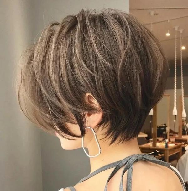 Katlı pixie kalın saç modeli