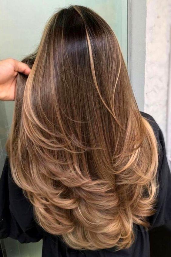 Hacimli dalgalı karamel balayage saç modeli