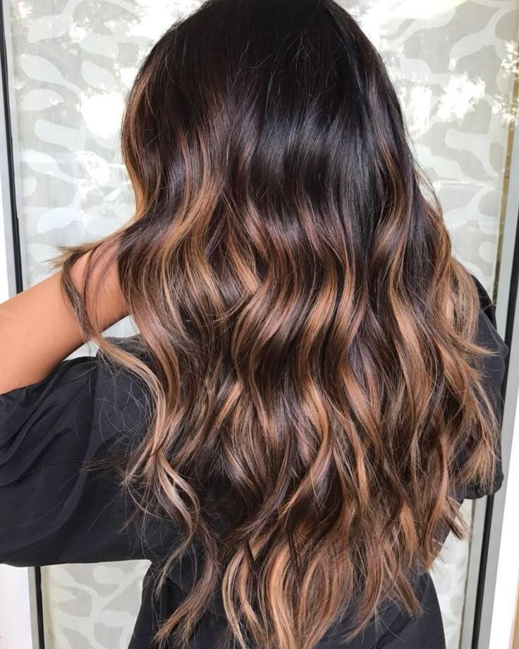 Koyu tabanlı karamel balayage uzun saç görünümü