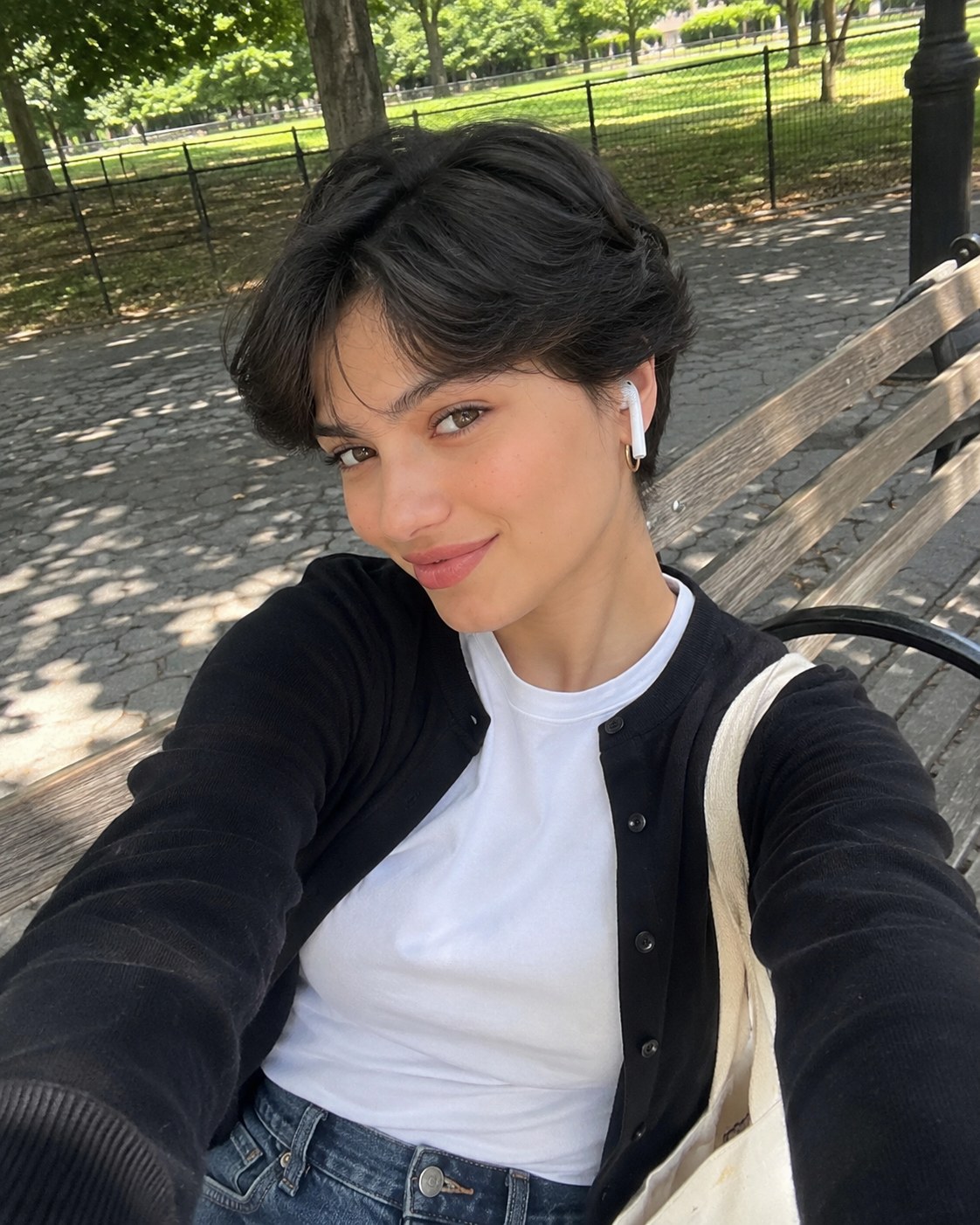 Fransız pixie kesim, kısa saç modelleri içinde en cesur ve kesin hatlı seçeneklerden biri olarak dikkat çekiyor