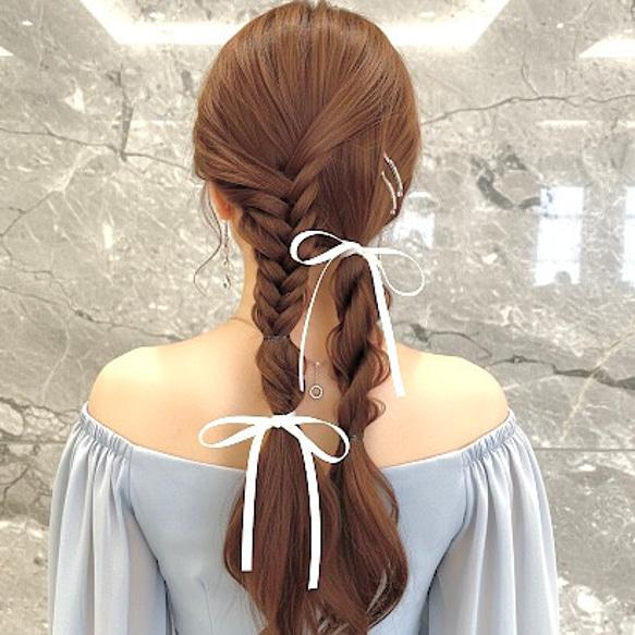 Ortadan ayrılmış saçlarda gevşek çift örgü ile kolay günlük stil