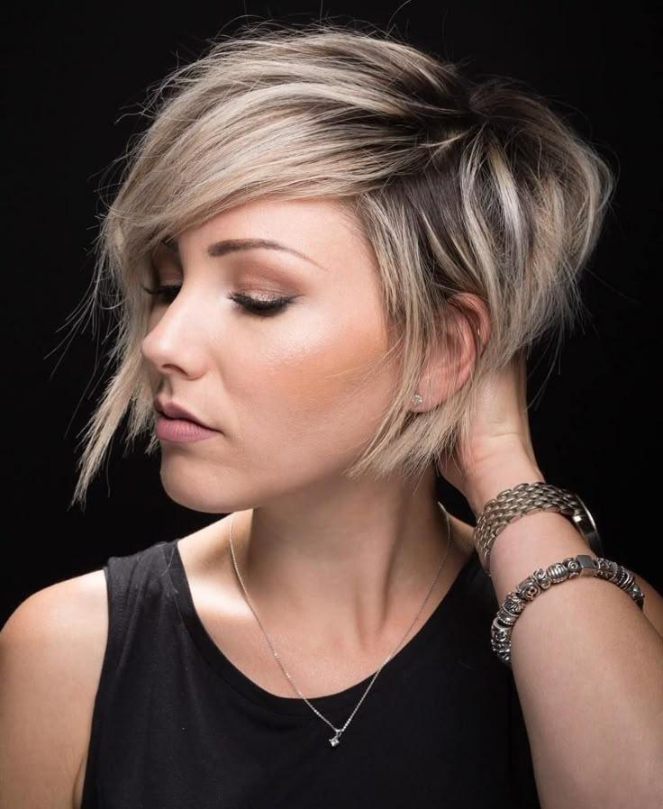 Modern asimetrik pixie ve sarı balyaj