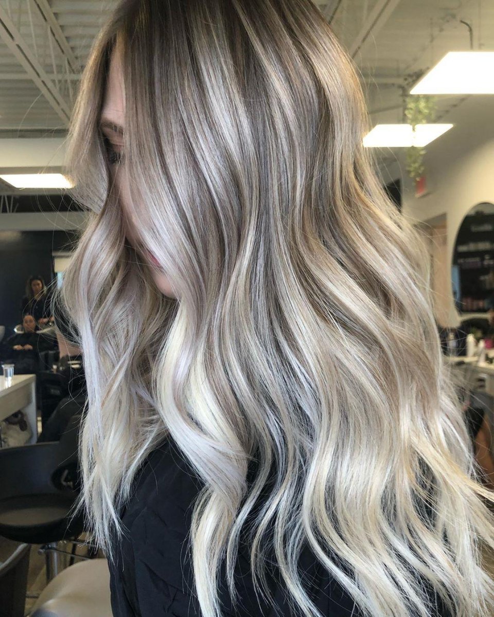 Modern koel blonde balayage kesimi