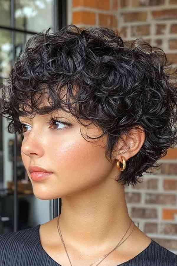 Kıvırcık pixie saç modeli
