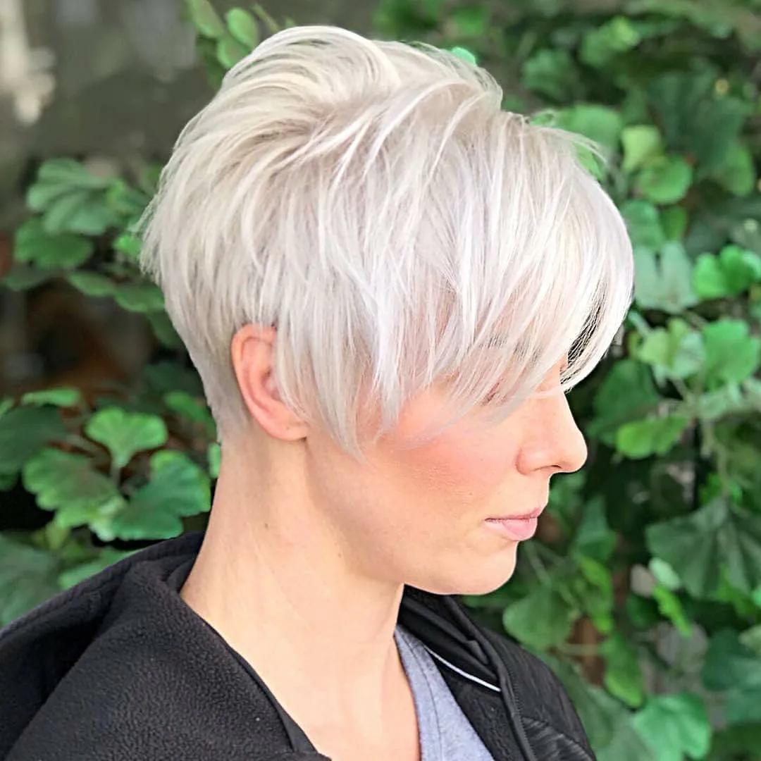 Platin balyajlı cesur asimetrik pixie saç