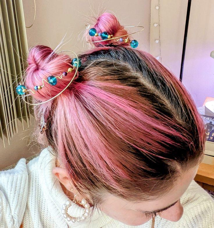 Aksesuarlarla süslenmiş space bun