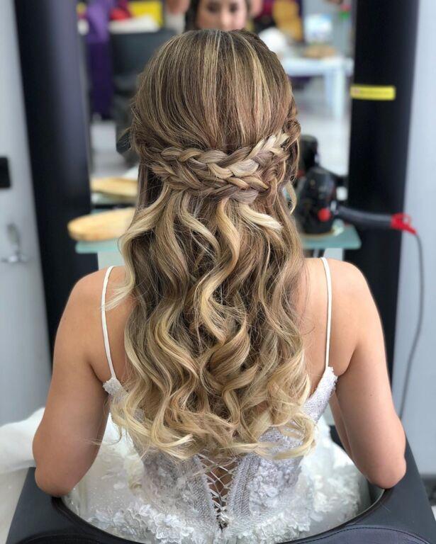 Romantik davet örgülü saç modeli