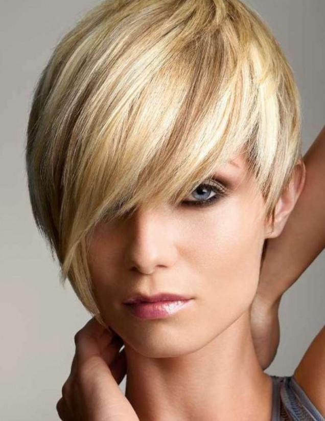 Sarı tonlu pixie saç modeli
