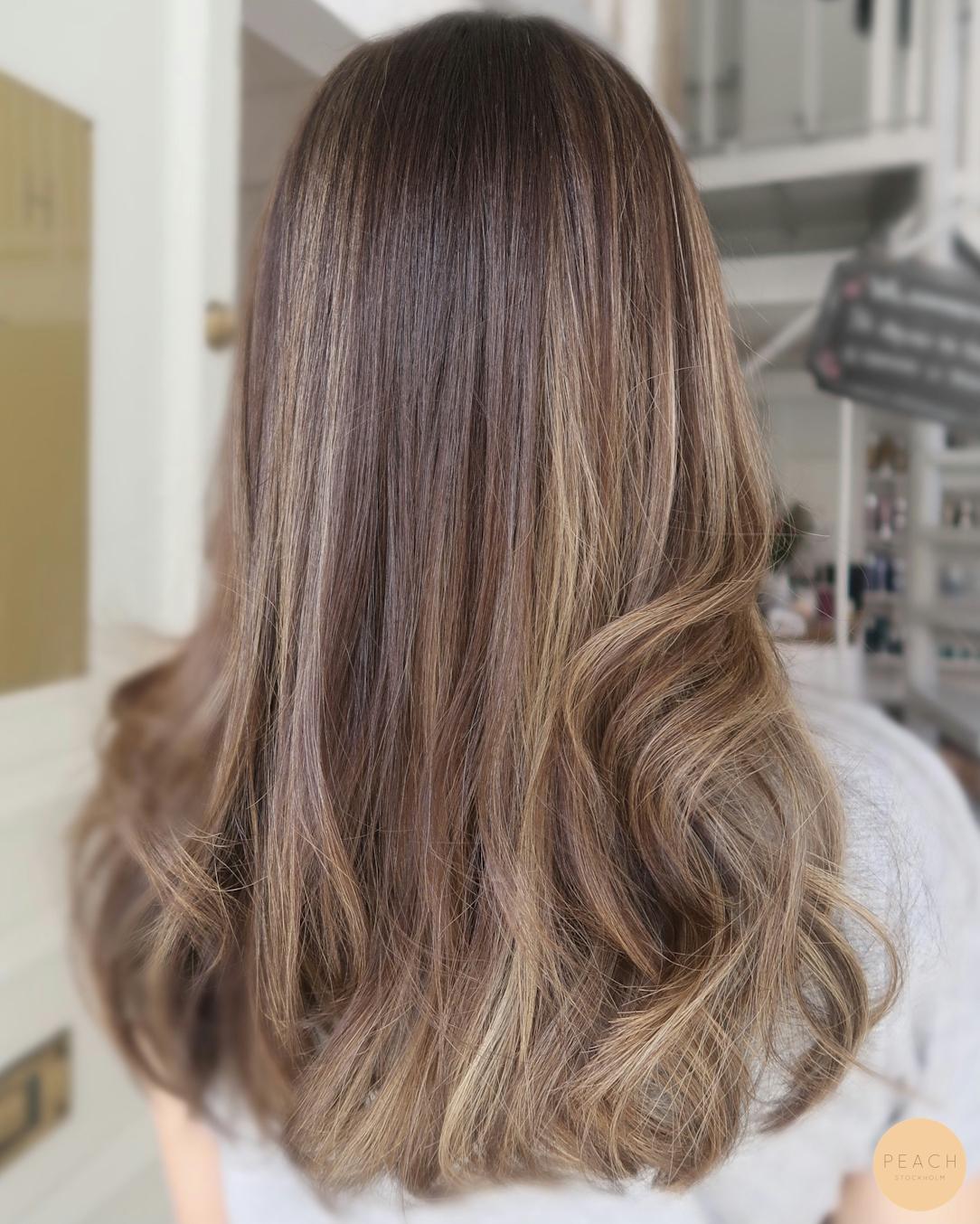 Sıcak tonlu kumral balayage modeli