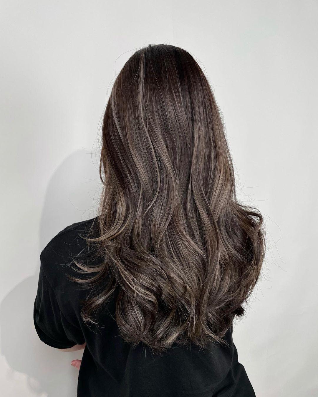 Soğuk kumral balayage saç rengi