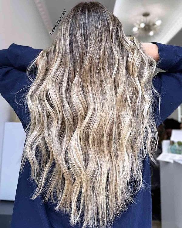 Koel blonde balayage uzun dalgalı saç modelleri
