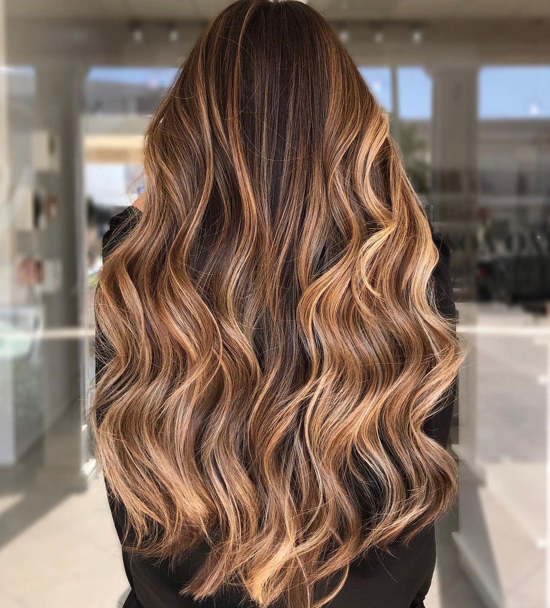 Klasik karamel balayage uzun saç görünümü