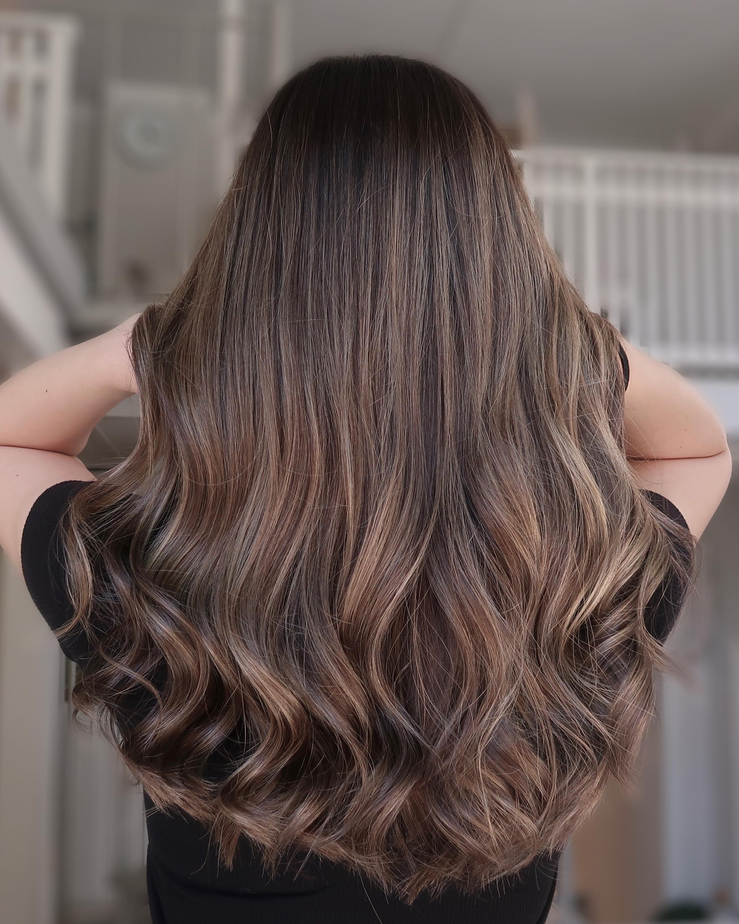 Uzun saçta kumral balayage geçişleri