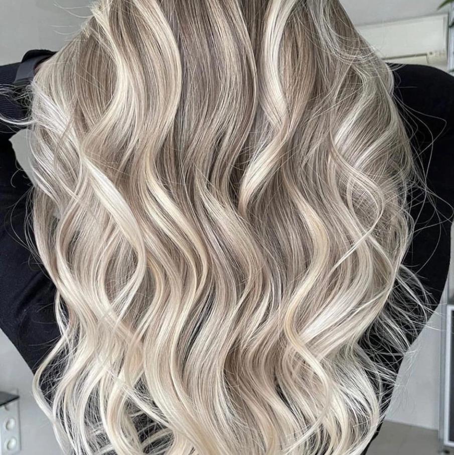 Uzun saç blonde balayage ışıltısı