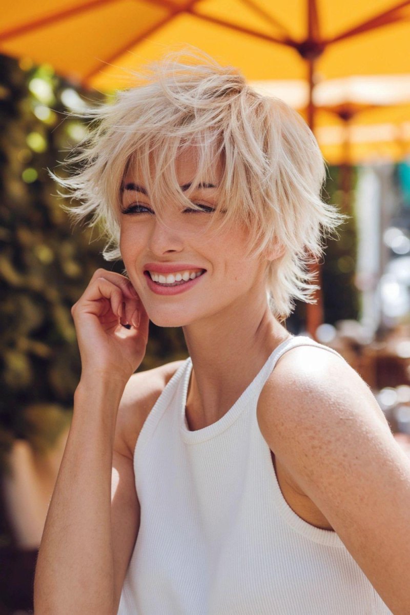 Yazlık sarışın pixie saç