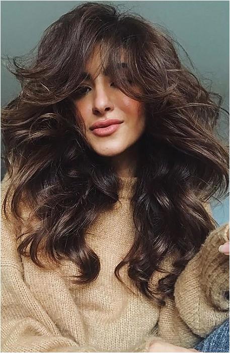 Gür dalgalı saç kâkül modeli