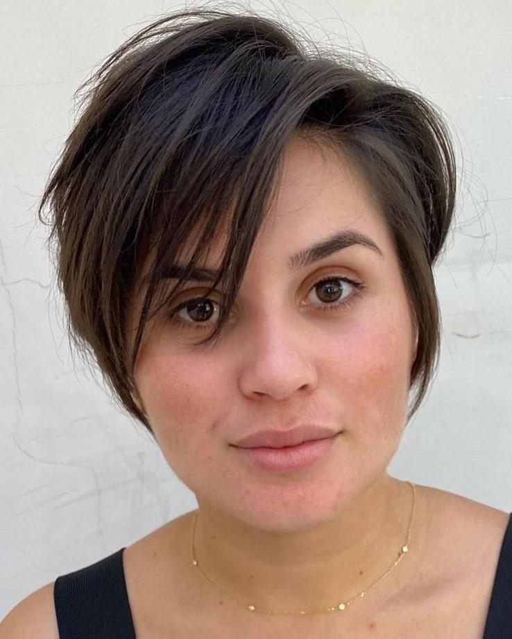Yuvarlak yüz asimetrik pixie